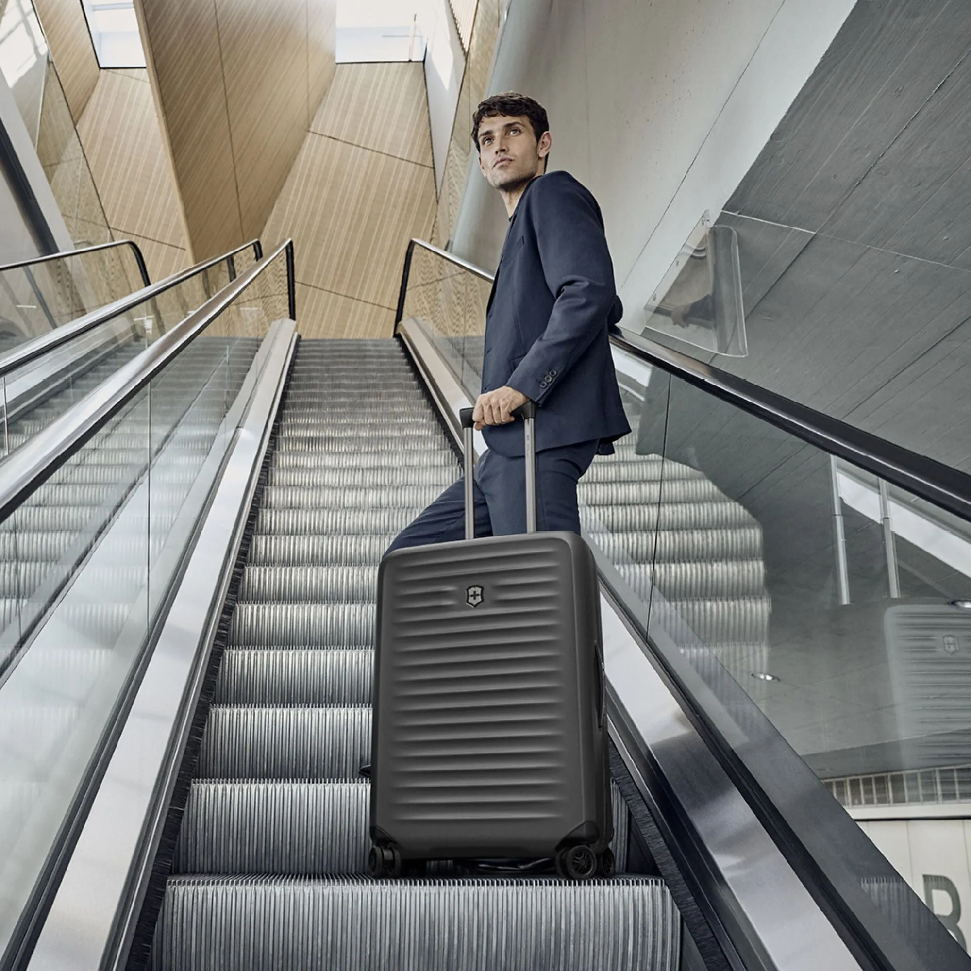 Victorinox Airox Advanced Medium - Black